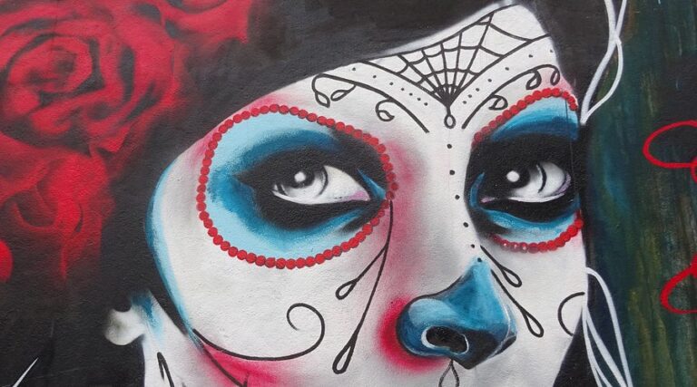 La Santa Muerte en el Arte: De las Calles al Tarot