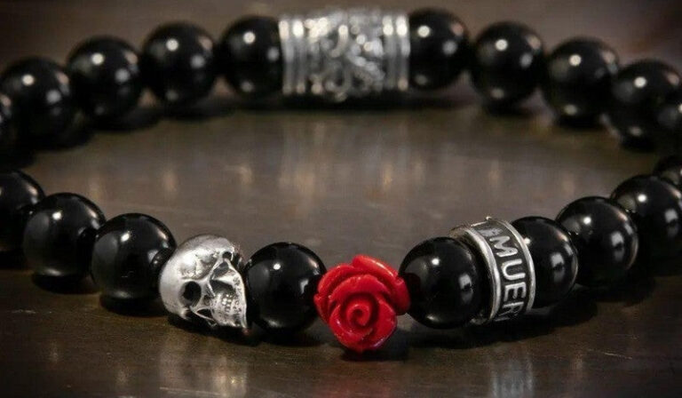 Simbolismo Oscuro: Interpretando el Tarot de la Santa Muerte